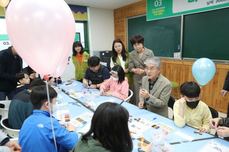 박종훈 경남교육감이 만들기를 하며 아이들과 대화하고 있다. [사진제공=경남교육청]