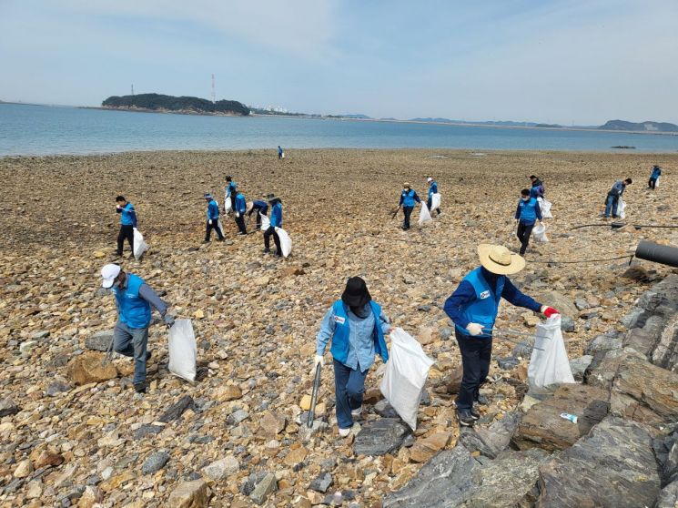 한국석유공사 서산, 평택 비축기지 직원들이 충남 삼길포항 해안도로 일대에서 환경정화 활동을 하고 있다.