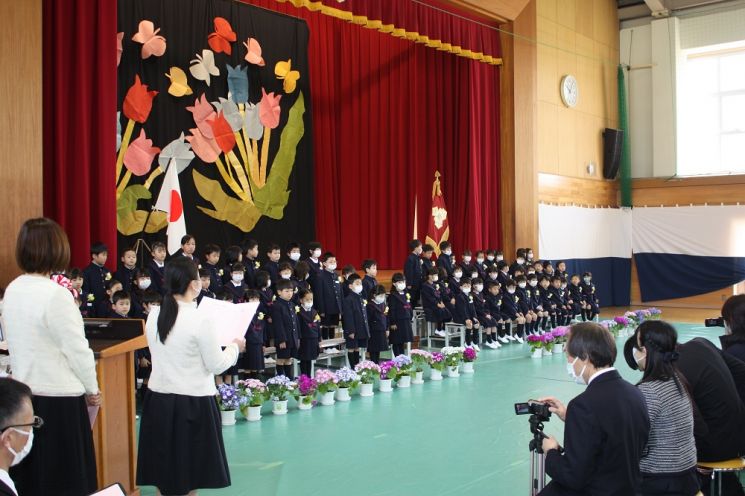 일본 돗토리 대학 부속초등학교의 입학식.(사진출처=돗토리 대학 부속초등학교 홈페이지)