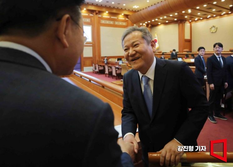 [포토]유상범 의원과 인사하는 이상민 장관