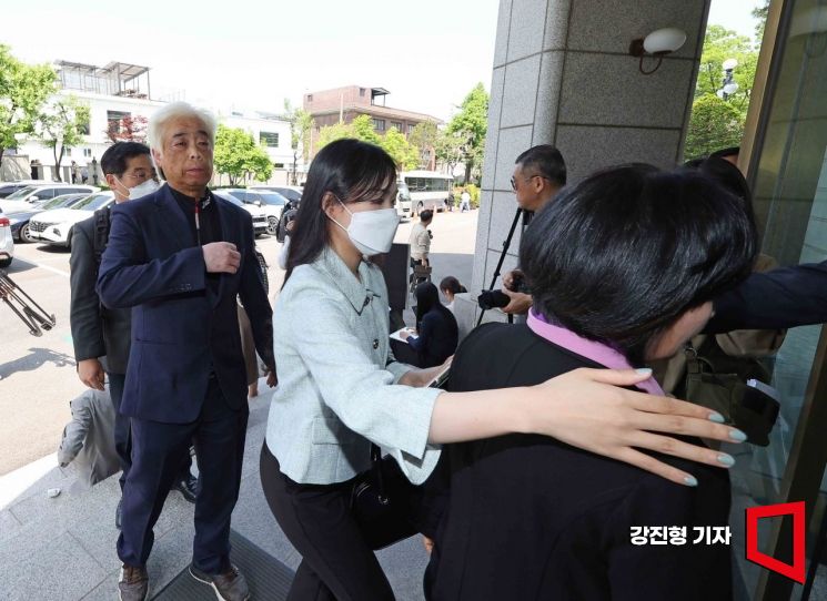 [포토]헌법재판소 대심판정으로 들어서는 이태원참사 유가족