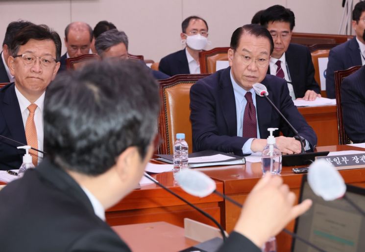 권영세 통일부 장관이 9일 오후 국회에서 열린 외교통일위원회 전체회의에서 의원들의 질의에 답변하고 있다. [이미지출처=연합뉴스]