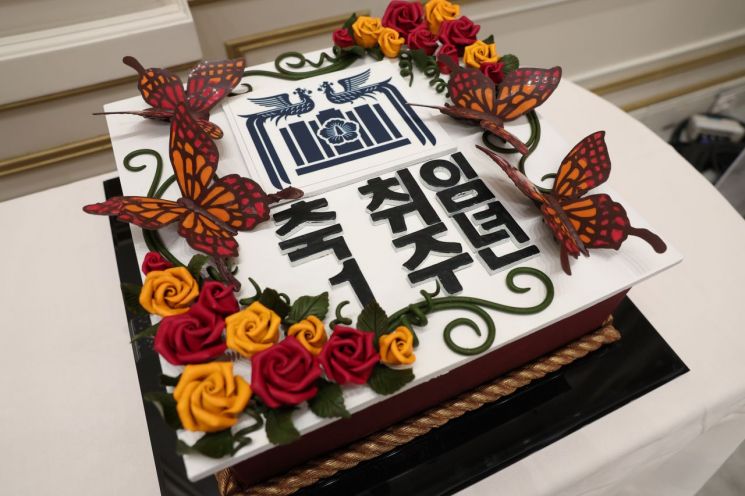 윤석열 대통령이 9일 청와대 영빈관에서 열린 제10회 국제장애인기능올림픽대회 선수단 오찬에서 최창성 선수에게 취임 1주년 축하 초콜릿 공예품을 선물받았다.[사진=대통령실 제공] [이미지출처=연합뉴스]