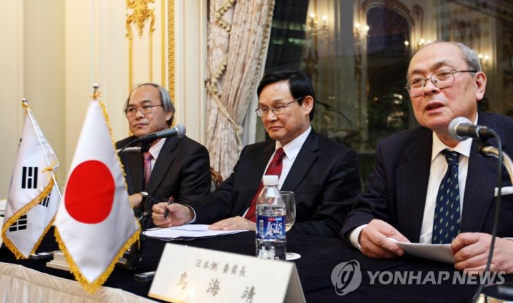 2009년 11월 28일 서울 소공동 롯데호텔에서 열린 제2기 한일역사공동연구위원회 제5회 전체회의 기자회견에서 일본측 도리우미야스시 위원장(오른쪽)과 우리측 조광 위원장(가운데)이 기자들의 질문에 답하는 모습.