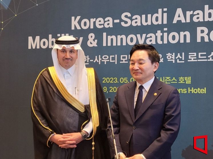 원희룡 국토교통부 장관(오른쪽)과 살레 빈 나세르 알자세르 사우디아라비아 교통물류부 장관이 9일 서울 포시즌스호텔에서 '제2회 한-사우디 모빌리티 및 혁신 로드쇼'가 끝난 뒤 기자들과 인터뷰를 하고 있다. / 사진=노경조 기자