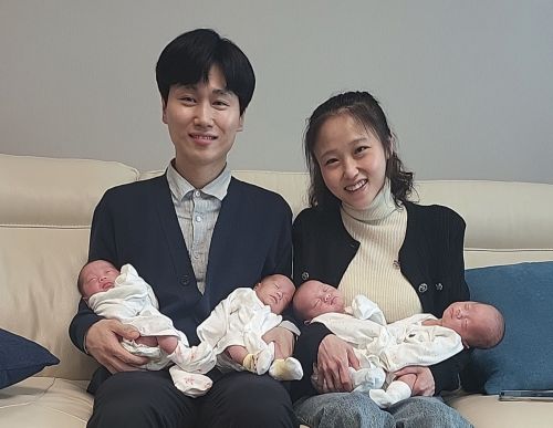 "육아 환경 좋으니 낳자" SK온 직원, 초산으로 국내 첫 네쌍둥이 자연분만