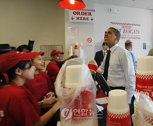 2009년 6월 버락 오바마 당시 미국 대통령이 파이브가이즈에 방문, 햄버거를 주문하고 있다. 사진=연합뉴스