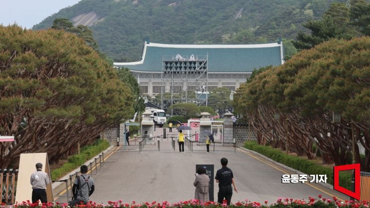 청와대 개방 1년을 맞은 10일 서울 종로구 청와대 입구 정문이 한산한 모습을 보여주고 있다. 사진=윤동주 기자 doso7@