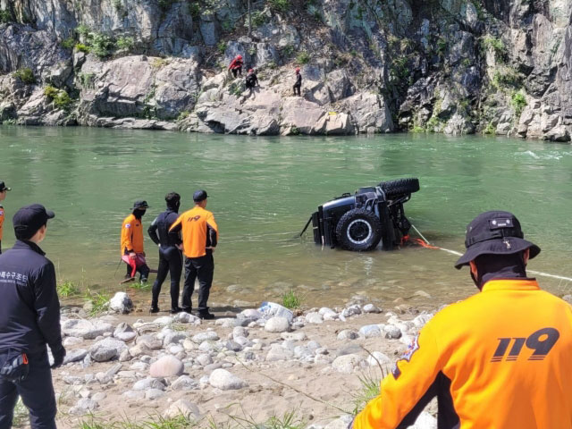 지난 7일 오후 2시38분쯤 열차로 이동하는 승객이 지나가다 '사람으로 보이는 물체가 있다'는 신고가 들어와 구조당국이 현장에 나가 수습 중이다. [이하 사진출처=경북소방본부 제공]