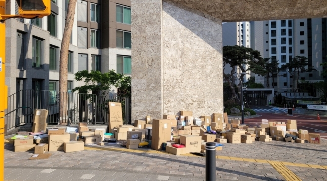 "No Delivery Vehicles Allowed" Another 'Delivery Crisis' at Suwon Apartment