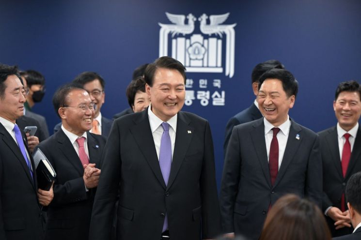 윤석열 대통령이 취임 1주년을 맞은 10일 서울 용산 대통령실 청사 내 기자실을 여당 지도부와 함께 방문하고 있다. /대통령실 제공·연합뉴스