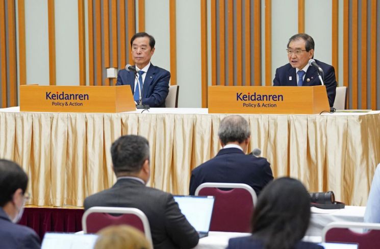 김병준 전국경제인연합회 회장 직무대행(왼쪽)과 도쿠라 마사카즈 게이단렌(經團連·일본경제단체연합회) 회장이 지난 5월10일 도쿄 게이단렌 회관 미래파트너십 기금 관련 기자회견에서 기금 운용 방향에 관해 설명하는 모습.[이미지 출처=연합뉴스]