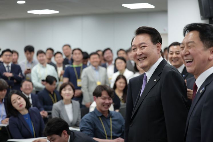 윤석열 대통령이 취임 1주년을 맞은 10일 서울 용산 대통령실 청사 내 기자실을 여당 지도부와 함께 방문하고 있다. /대통령실 제공·연합뉴스