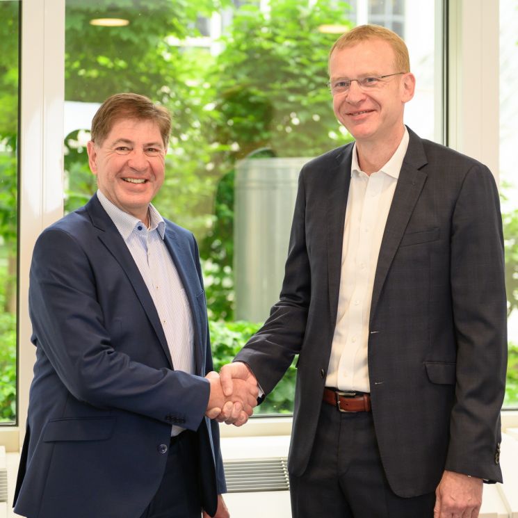 왼쪽부터 빌헬름 슈테거 ZKW 최고경영자(CEO)와 마르쿠스 디스텔호프 레하우 오토모티브 CEO가 업무협약 후 기념사진을 촬영하고 있다. / [사진제공=ZKW]