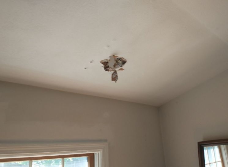 운석이 가정집 지붕을 뚫고 들어온 흔적 [이미지출처=트위터]