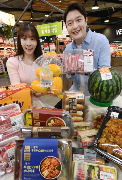 홈플러스 메가푸드마켓 강서점에서 모델들이 다양한 먹거리 상품을 선보이고 있다. [사진제공=홈플러스]