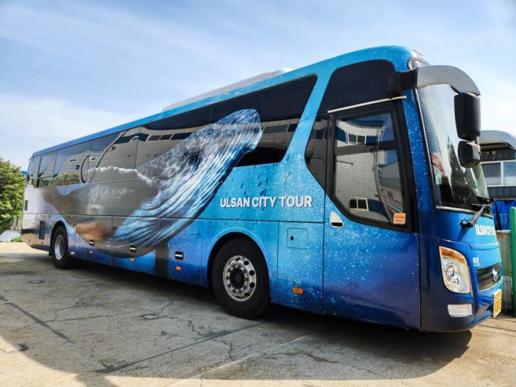 바닷속으로 버스가! … 울산 시티투어버스, 유영하는 혹등고래로 ‘탈바꿈’