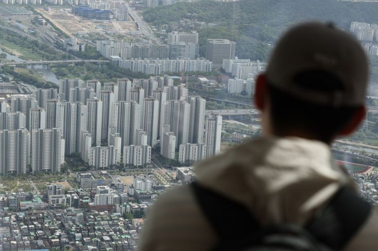 서울 송파구 롯데월드타워 전망대에서 바라본 시내 아파트 전경. / 사진출처=연합뉴스