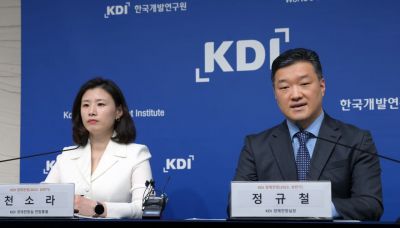 정규철 KDI 경제전망실장(오른쪽)과 천소라 KDI 전망총괄 부연구위원이 11일 정부세종청사에서 '2023~2024년 국내 경제전망'을 발표하고 있다.