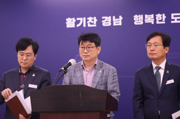 김제홍 경남도 해양수산국장(가운데)이 브리핑에 참석한 기자들의 질문에 귀를 기울이고 있다. [사진=이세령 기자]