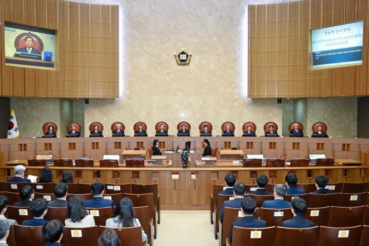 김명수 대법원장과 대법관들이 11일 오후 서울 서초구 대법원 대법정에서 열린 전원합의체 선고를 위해 자리에 앉아있다./사진제공=대법원