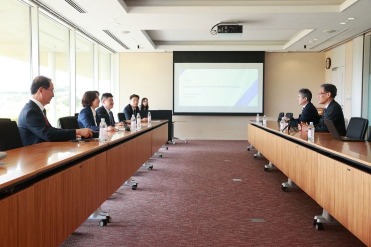 이영 중소벤처기업부 장관이 11일 일본 가나가와현에 있는 아이파크 인스티튜트를 방문해 첨단바이오분야 협력방안에 대해 논의하고 있다.