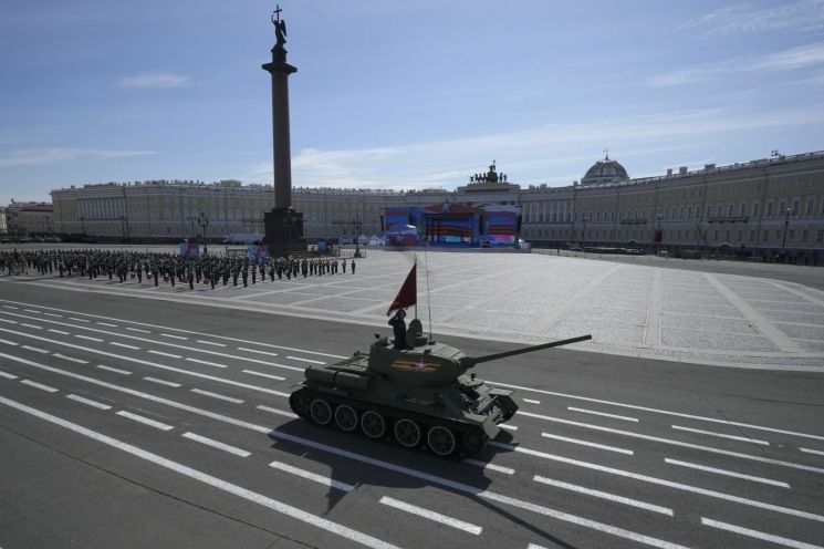 9일(현지시각) 러시아 전승절 열병식에 홀로 나온 소련제 '빈티지 탱크' T-34 [이미지출처=AP연합뉴스]