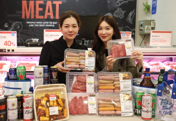 롯데마트 서울역점에서 모델들이 캠핑 먹거리를 소개하고 있다. [사진제공=롯데마트]