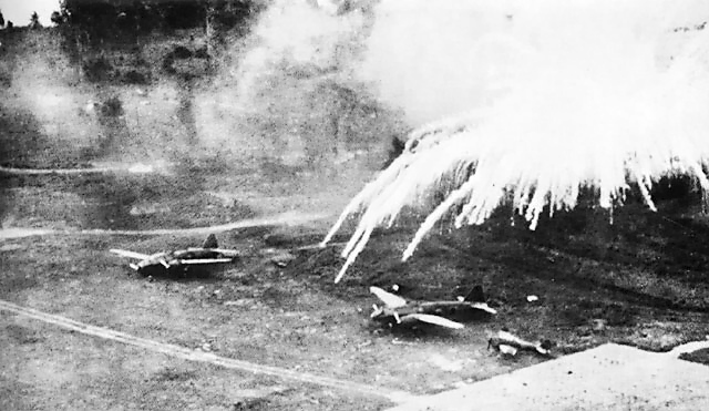 1943년 2차대전 당시 일본군이 점령한 솔로몬제도의 군용 비행장에 미군이 백린탄 공격에 나선 모습.[이미지출처= 미 육군]