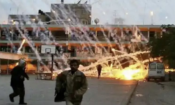 지난 2009년, 이스라엘군이 팔레스타인 가자지구의 유엔 학교에 백린탄 공격을 가한 모습. 2명이 사망하고 14명이 큰 부상을 입었다.[이미지출처= 휴먼라이츠워치(HRW)]