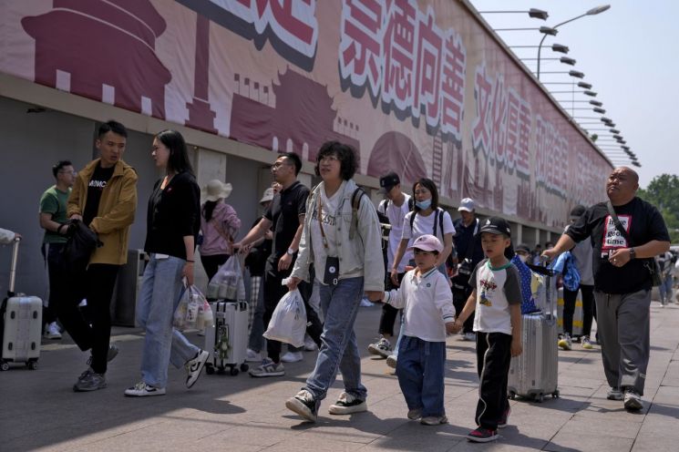 中 4월 가계 예금 229조 증발…소비 회복 신호탄?