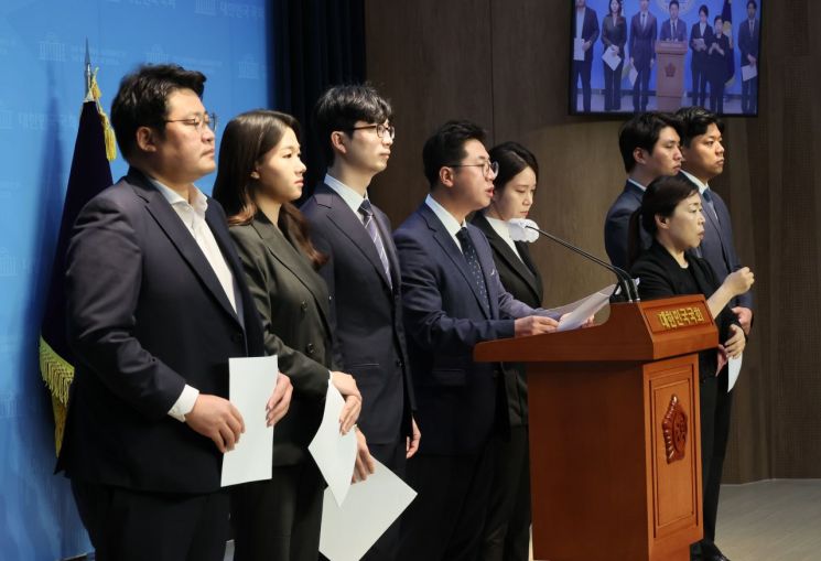 "김남국 의원직 사퇴"… 민주당 청년 정치인, 쇄신 촉구