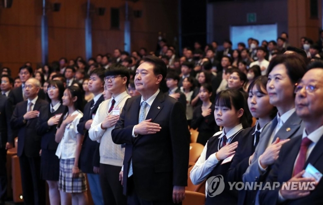 윤석열 대통령이 12일 서울 강남구 코엑스에서 열린 제58회 발명의 날 기념식에서 국기에 경례하고 있다. [사진출처=연합뉴스]