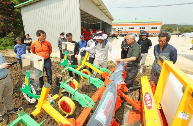 임실군이 지난 3일과 11일에 논콩 재배 농가 100여 명을 대상으로 논콩 생력기계화 재배 교육을 실시했다.[사진제공=임실군]