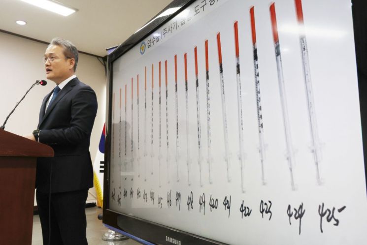 박원식 용산경찰서 형사과장이 12일 필리핀에서 국내로 마약을 밀반입해 유통한 혐의로 조직 총책 등을 검거한 사건 관련 브리핑하고 있다. 사진=연합뉴스