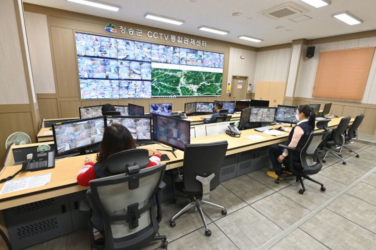 군민 안전지킴이 역활을 하는 청송군 CCTV 통합관제센터.