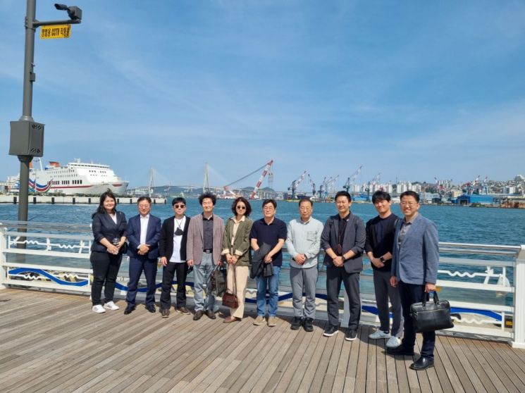 수도권 물류기업 10개사 임원들이 북항 등을 둘러보고 단체 기념사진을 찍고 있다.