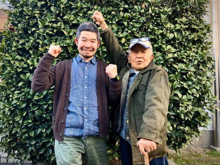 스가와라 나오키 감독(왼쪽)과 오카다 타다오 배우.(사진출처=오이보케시 페이스북)