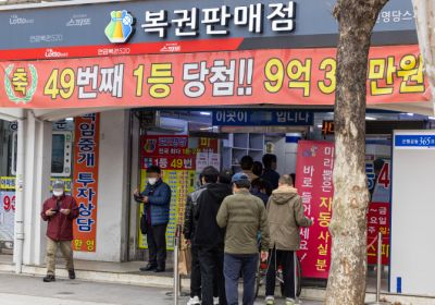 서울 노원구의 한 복권판매점 앞에 복권을 사기 위해 시민들이 줄을 서 있다. [이미지출처=연합뉴스]