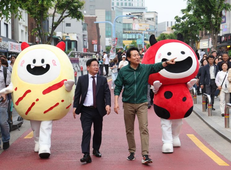 13일 오후 레드로드를 둘러보는 오세훈 서울시장과 박강수 마포구청장(왼쪽). 옆에는 깨비와 깨순이