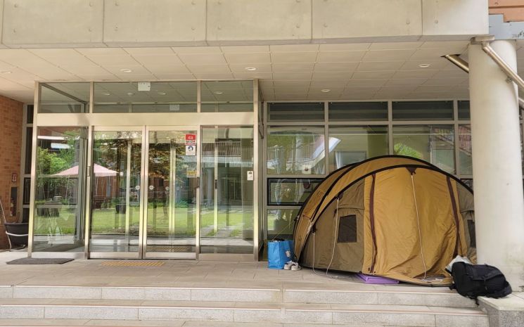 강원도 A고교 여자 기숙사 앞에 설치된 텐트[이미지출처=연합뉴스]