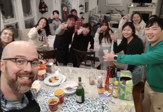 지난해 12월23일 폭설에 갇힌 한국인 관광객들과 연휴를 보내는 캠파냐 부부 [이미지출처=페이스북]