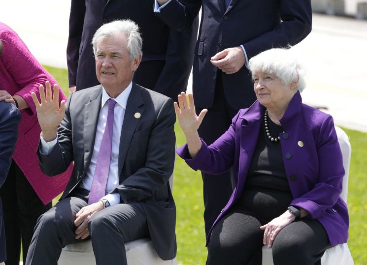 제롬 파월 미국 연방준비제도(Fed) 의장(왼쪽)과 재닛 옐런 미 재무장관이 12일 일본 니가타에서 진행되는 주요 7개국(G7) 재무장관 회의에서 단체 사진을 찍고 있다. [이미지출처=연합뉴스]