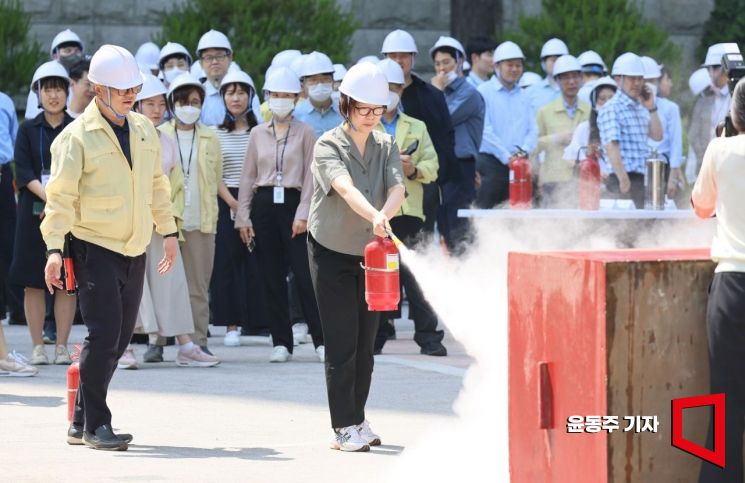 [포토] 화재진압 실습하는 공무원들