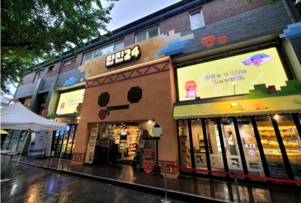 서울 종로구 이마트24 삼청동점이 ‘단진24’ 팝업스토어로 꾸며져 있다. [사진제공=이마트24]