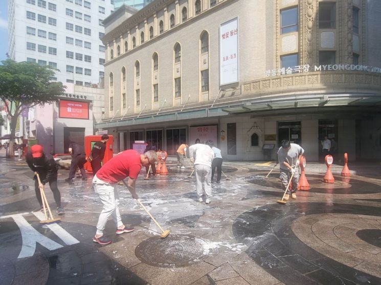 명동 물청소 거리 ‘깨끗’ 방문객 ‘방긋’