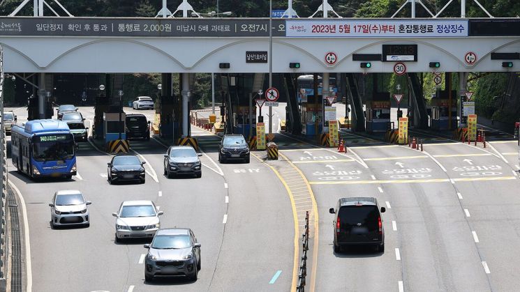 서울 중구 남산 1호 터널에 걸린 재징수 안내 현수막. 사진제공=연합뉴스