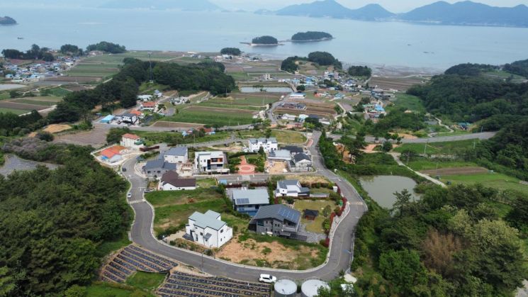 경남 남해군은 이동면 화계 전원마을과 설천면 문항 전원마을 미분양 주택용지 및 근린용지를 재분양한다. [사진=문항마을]