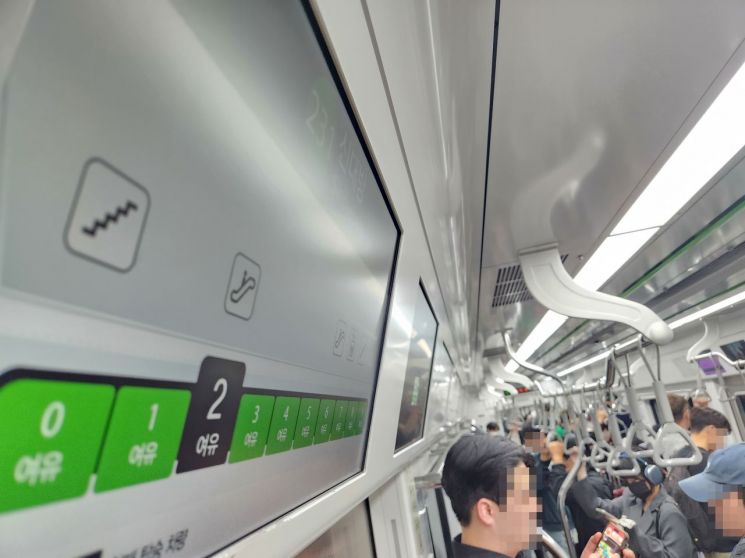 승객들 ‘다닥다닥’ 붙어 있는데 ‘여유’…아리송한 지하철 혼잡도