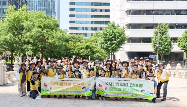 KMI한국의학연구소 임직원들이 16일 청계천에서 플로깅 봉사활동을 전개했다.[사진제공=KMI한국의학연구소]